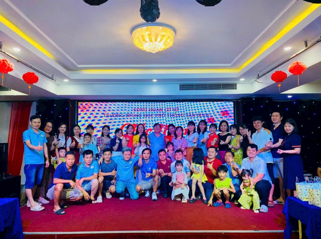 TRƯỜNG THPT TÂN BÌNH TƯNG BỪNG TỔ CHỨC CHÀO MỪNG NGÀY QUỐC TẾ PHỤ NỮ 8/3