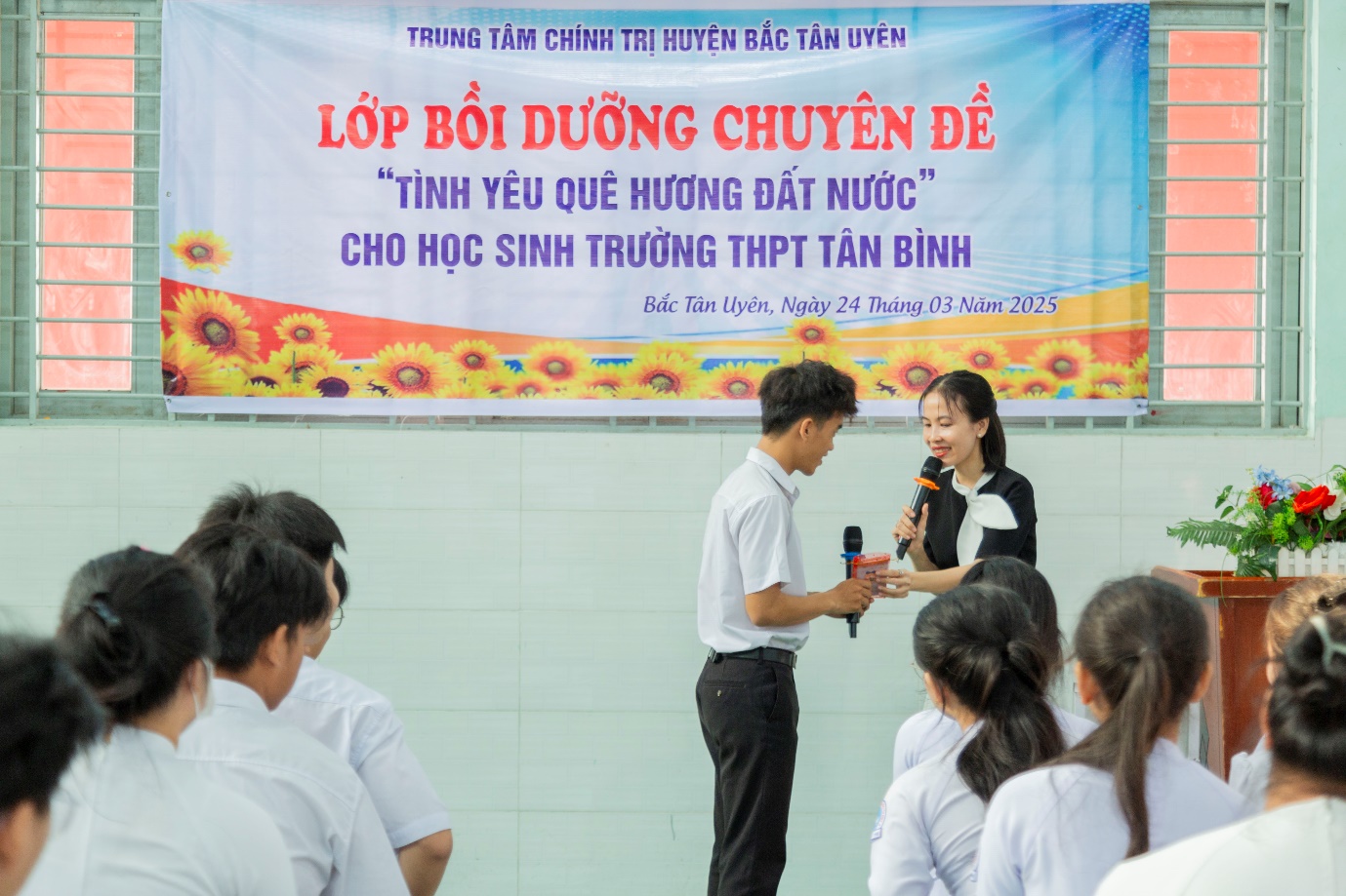 Trường THPT Tân Bình phối hợp tổ chức bồi dưỡng chuyên đề “Tình yêu quê hương đất nước” cho cán bộ, giáo viên, nhân viên, đoàn viên và học sinh năm 2025