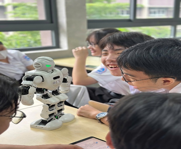 HOẠT ĐỘNG TRẢI NGHIỆM STEM TẠI TRƯỜNG ĐẠI HỌC QUỐC TẾ MIỀN ĐÔNG VỀ 2 CHỦ ĐỀ: KHÁM PHÁ NGÀNH NHỰA + ROBOT VÀ CÔNG NGHỆ IN 3D